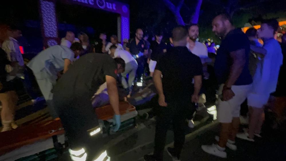 Bodrum'da lüks cip kontrolünü kaybederek kalabalığa daldı: 6 kişi ezilerek yaralandı!