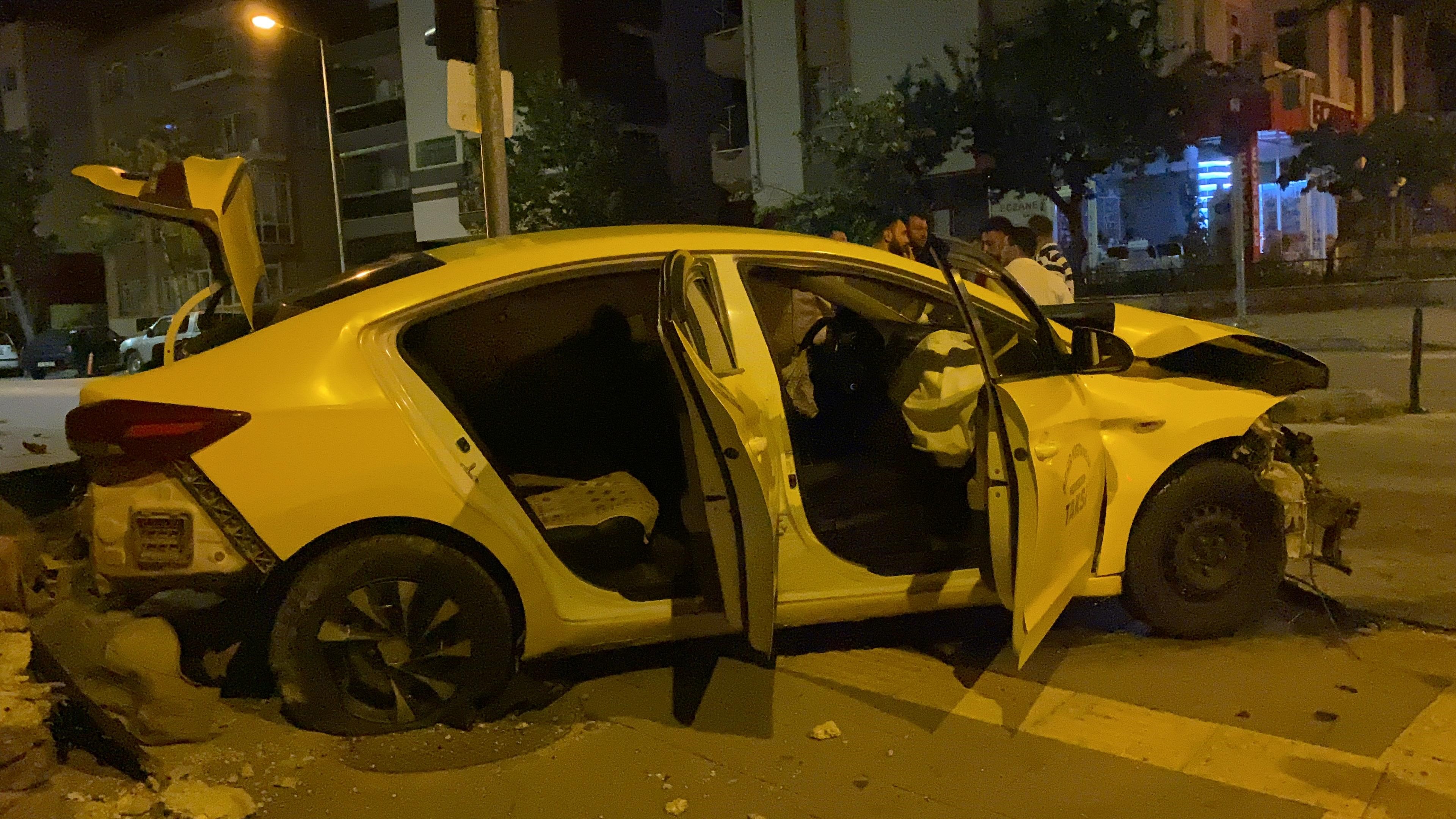 Isparta'da trafik kazası: Ticari taksi ve otomobil çarpıştı!