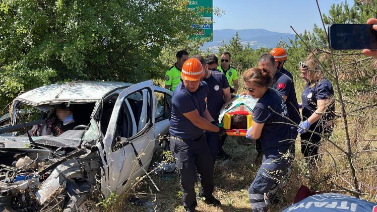 TEM Otoyolu’nda takla atan araç 200 metre savruldu: 5 yaralı!