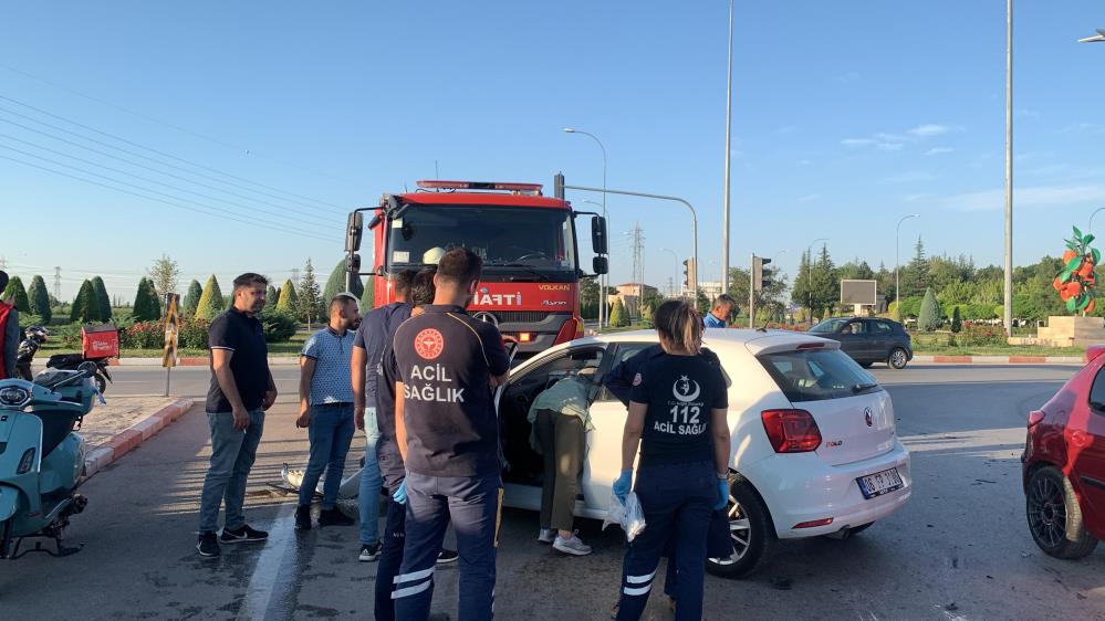 Karaman'da kavşakta kaza: Kamyonet devrildi, 1 kişi yaralandı!