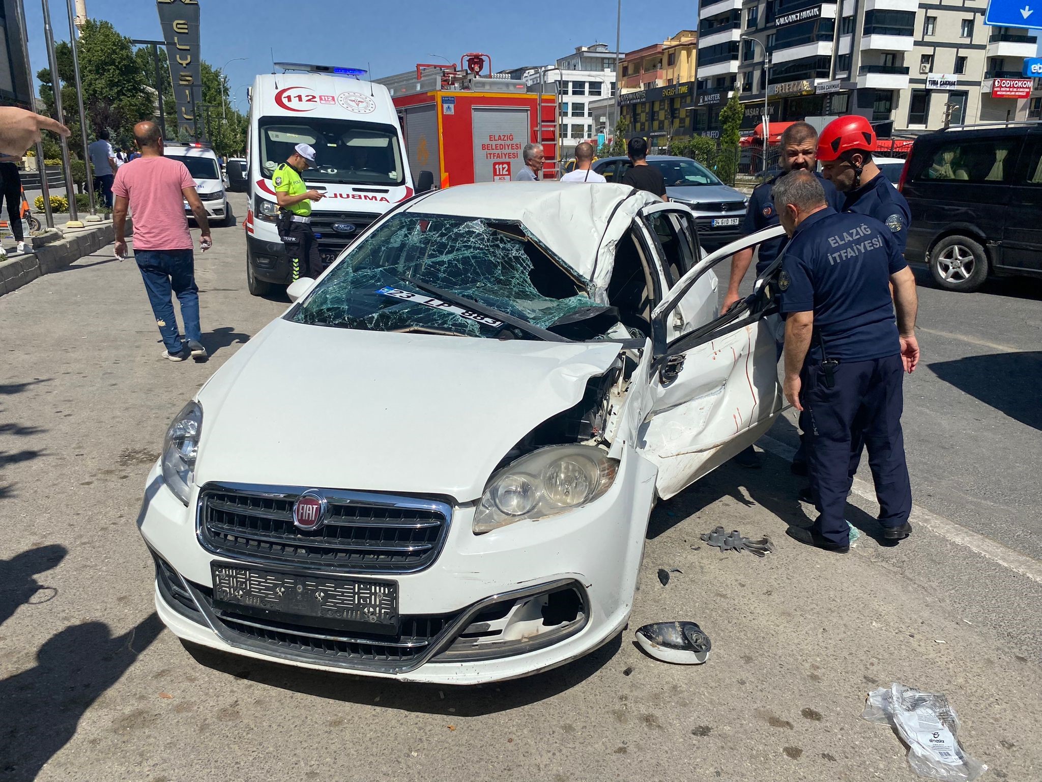 Trafik dehşeti Elazığ'da: Otomobil tır ile çarpıştı