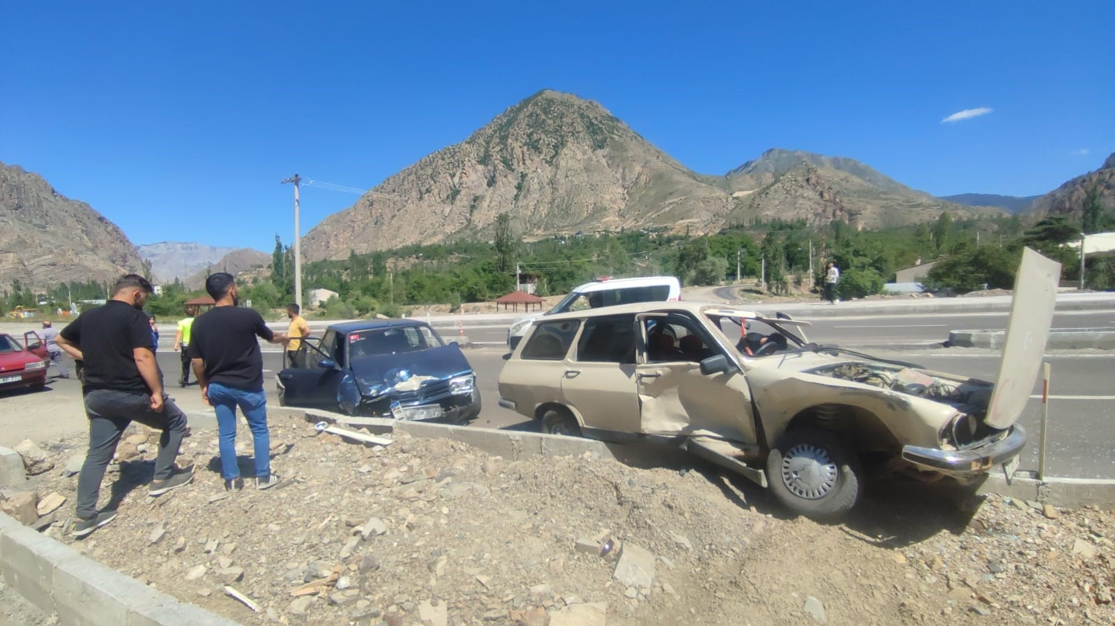 Erzurum'da otomobiller kafa kafaya çarpıştı!