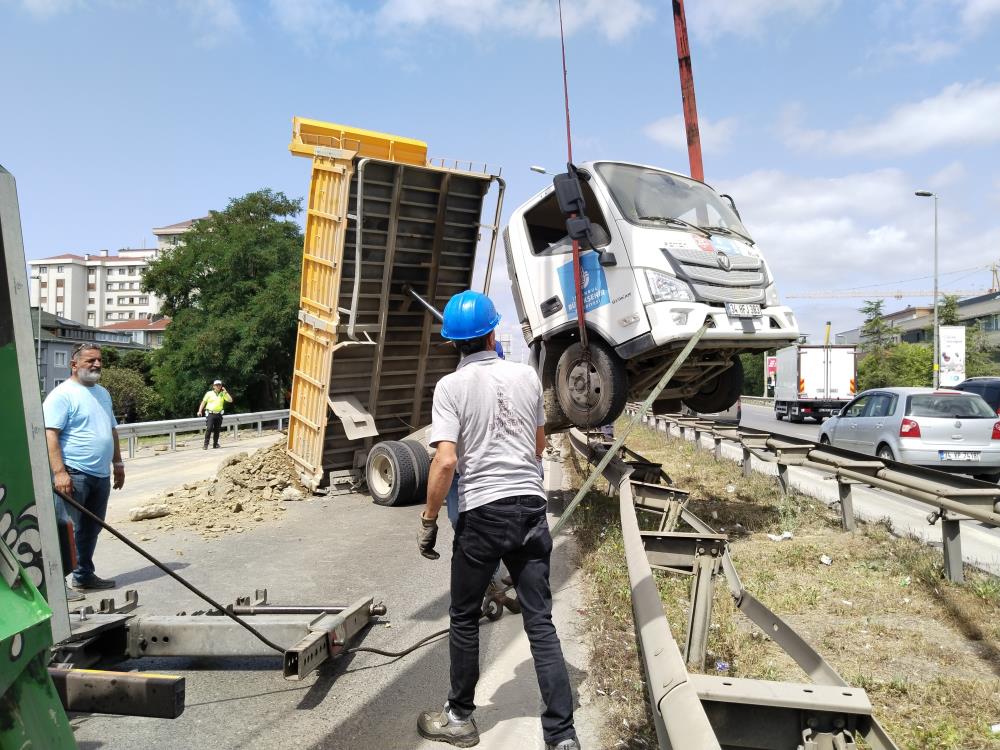 Ümraniye'de korku dolu anlar: İBB kamyonu refüje çıktı!