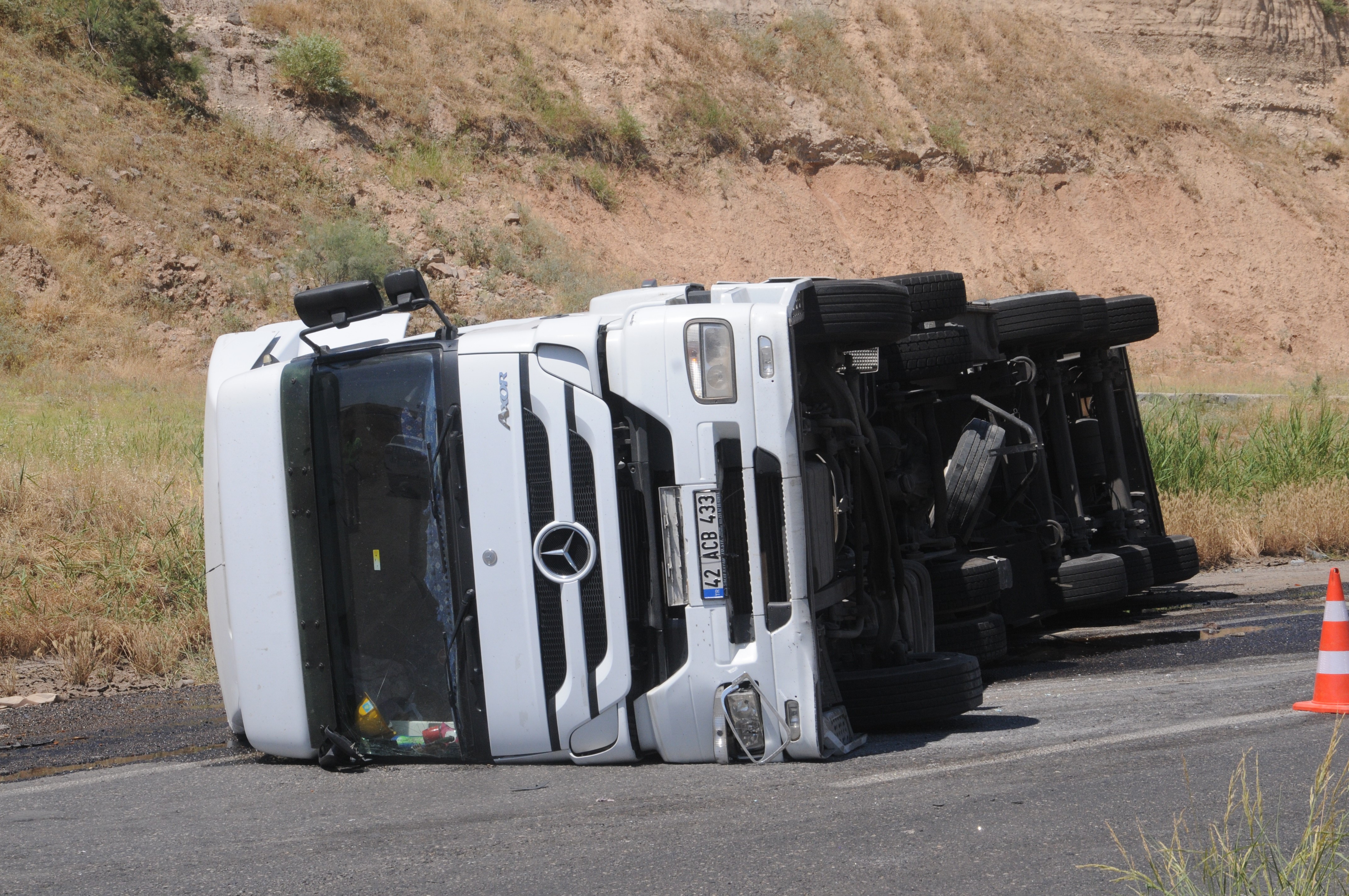 Şırnak'ta benzin Yüklü tır devrildi: 1 yaralı!