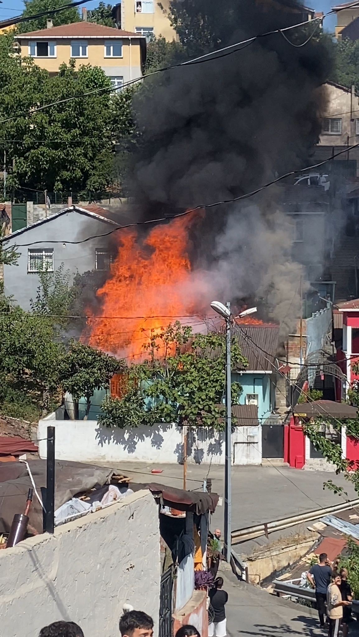 Beykoz'da gecekondu yangını: Alevler tüm binayı sardı!