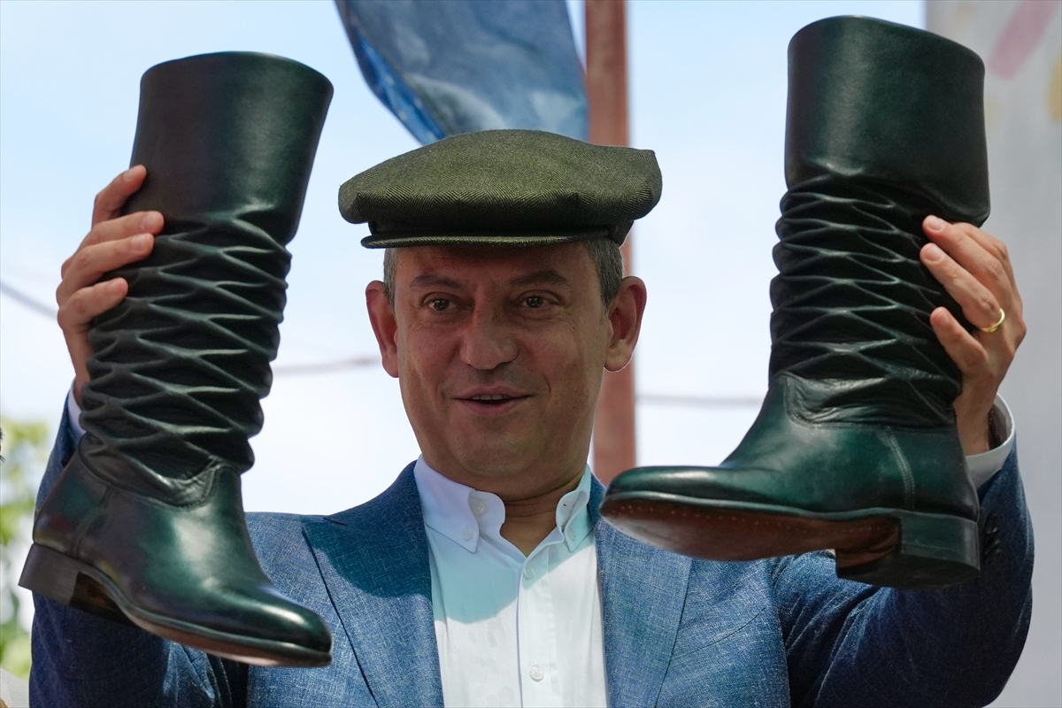 Kiraz festivalinde körüklü çizme hediye edildi