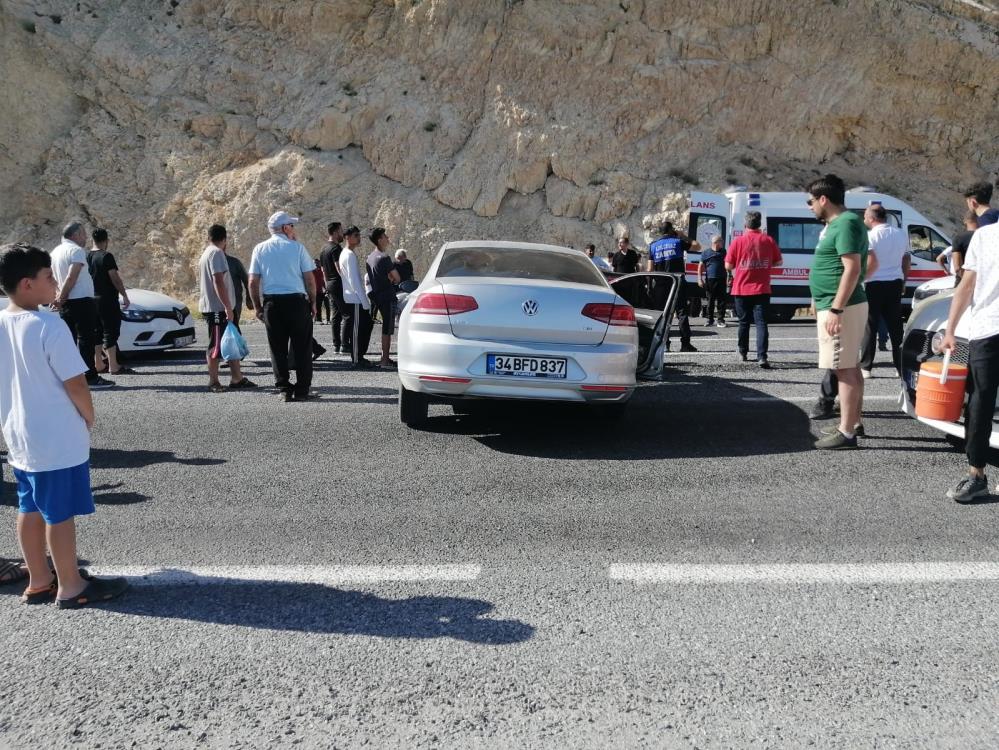 Olay yerine 112 Acil Sağlık, AFAD ve polis ekipleri sevk edildi. Kazada yaralanan ağır yaralanan AK Parti Aydınlar Belde Başkanı Tacettin Karamercan ile aralarında eski Aydınlar Belde Belediye Başkanı Mehmet Arif Tusun’unda bulunduğu 11 yaralı Bitlis, Tatvan ve Ahlat'taki hastanelere kaldırıldı. 