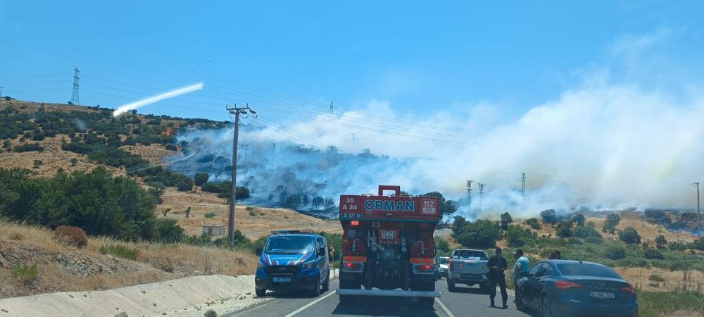 Bölgede bulunan vatandaşların ihbarı üzerine olay yerine gelen İzmir Orman Bölge Müdürlüğü ekipleri yangına müdahale ederek kontrol altına aldılar.