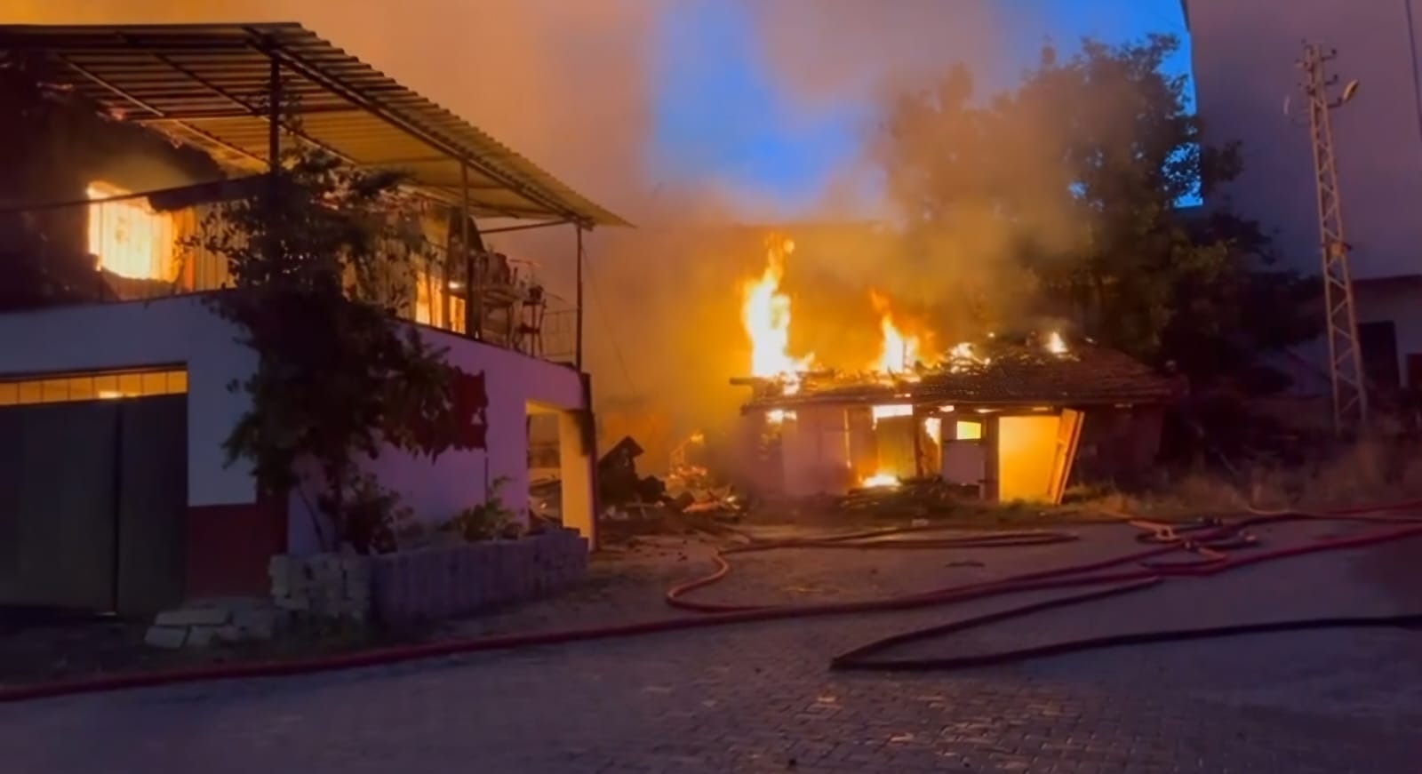 Ankara'da Bir Aileye Ait 3 Ev Ve 1 Ahır Yandı (2)