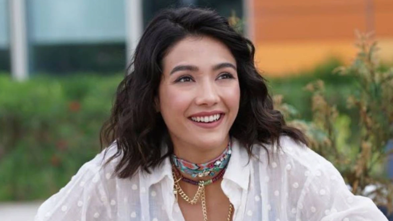 Aybüke Pusat derin dekolteli elbisesiyle sosyal medyayı adeta salladı! -  Son Mühür - En Güncel İzmir Haberleri, Son Dakika