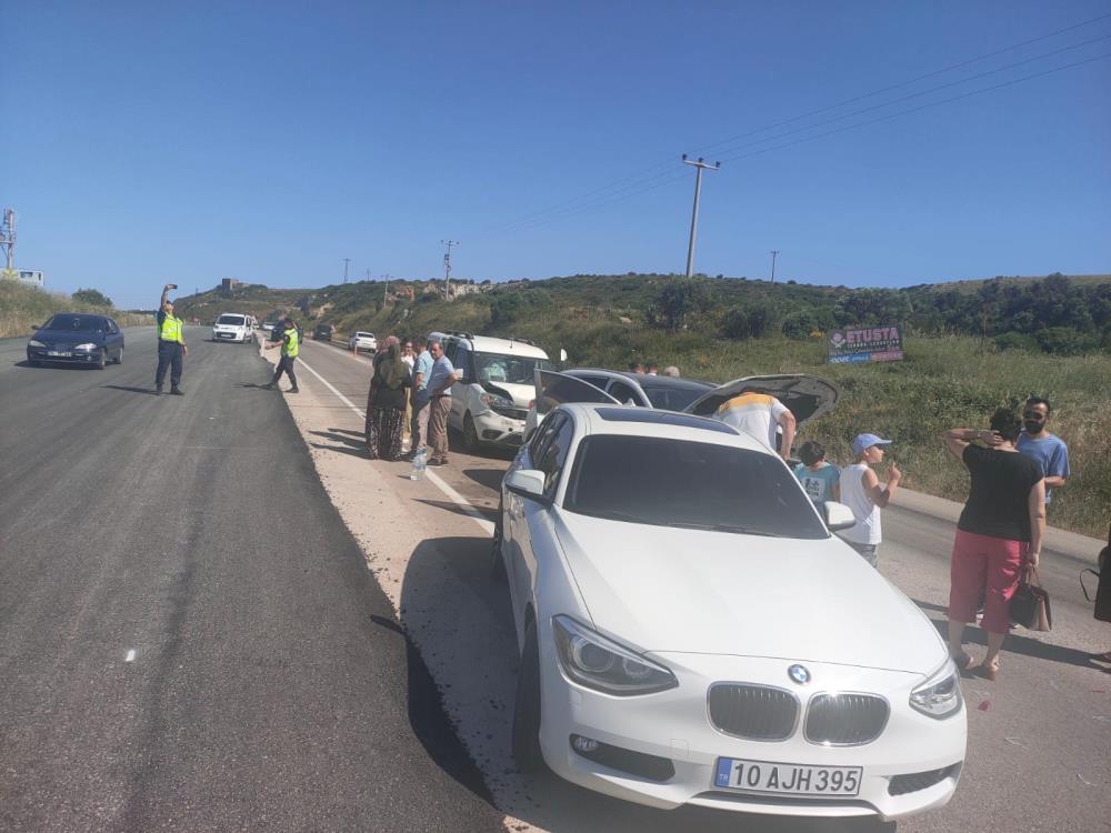 Diğer yandan, yaz ayları ile beraber başlayan tatil sezonunda yoğun trafiğin oluştuğu Erdek kara yolunun kısa süre önce bakıma alınarak tek şeride düşürülmesi nedeniyle, meydana gelen kaza sonrası trafik neredeyse durma noktasına geldi. 