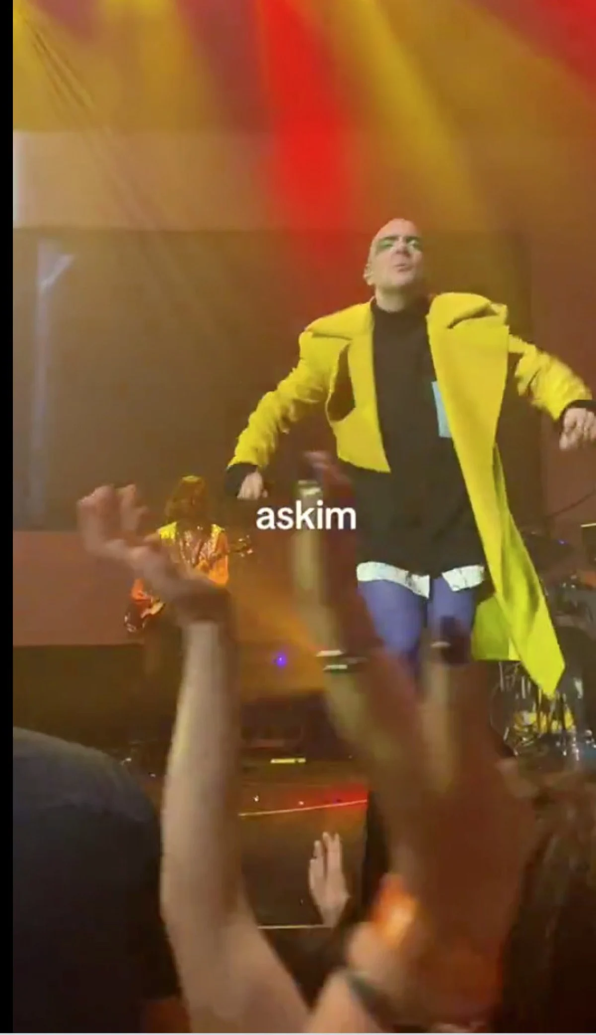 Devlet Bahçeli görmesin| Bartu Küçükçağlayan'ın sahnedeki taytı gündem oldu!