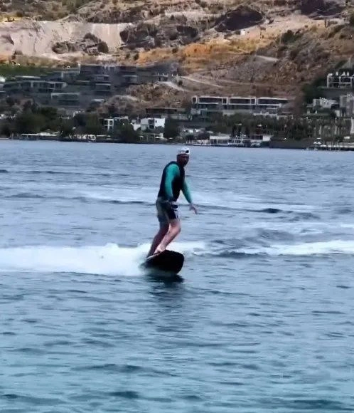 Tatilini deniz ve güneş keyfi yaparken kameralara takılan Tatlıtuğ'un sörf yaptığı anlar objektiflere yansıdı. Deneyimli bir sörfçü olduğunu bir kez daha kanıtlayan ünlü oyuncu, dalgalarla adeta mücadele etti ve sörf tahtası üzerinde ustalıklı hareketler sergiledi.