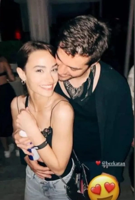 Geçtiğimiz günlerde aşk dolu pozlarını paylaşmalarının ardından, takibi bırakmaları ayrılık spekülasyonlarını güçlendirdi.