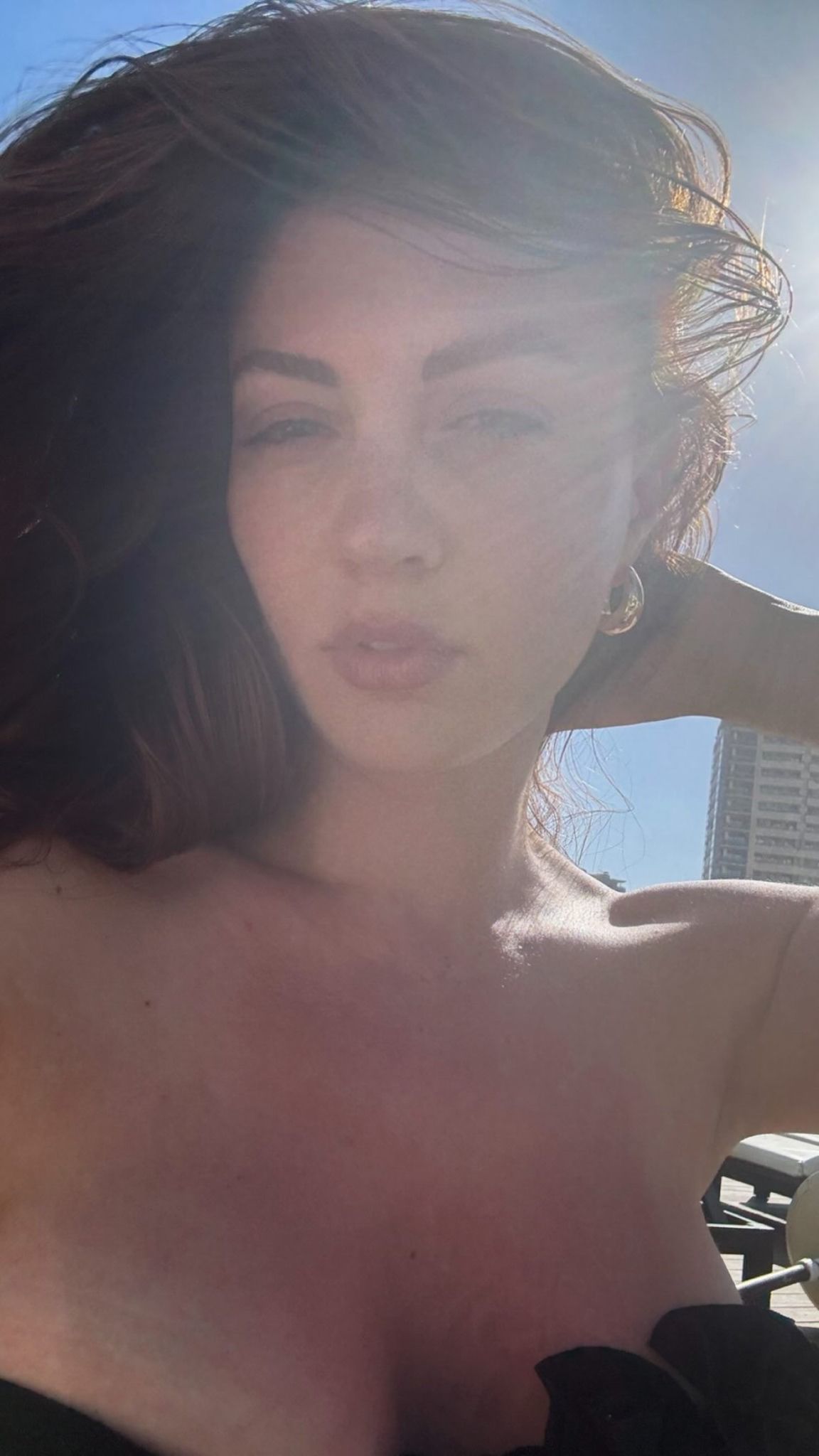 Son olarak siyah bikinisiyle verdiği pozla takipçilerinin beğenisini toplayan güzel oyuncu, fit fiziğiyle göz kamaştırdı. Özberk, siyah bikinisiyle şezlongda uzanırken verdiği pozu paylaştı.