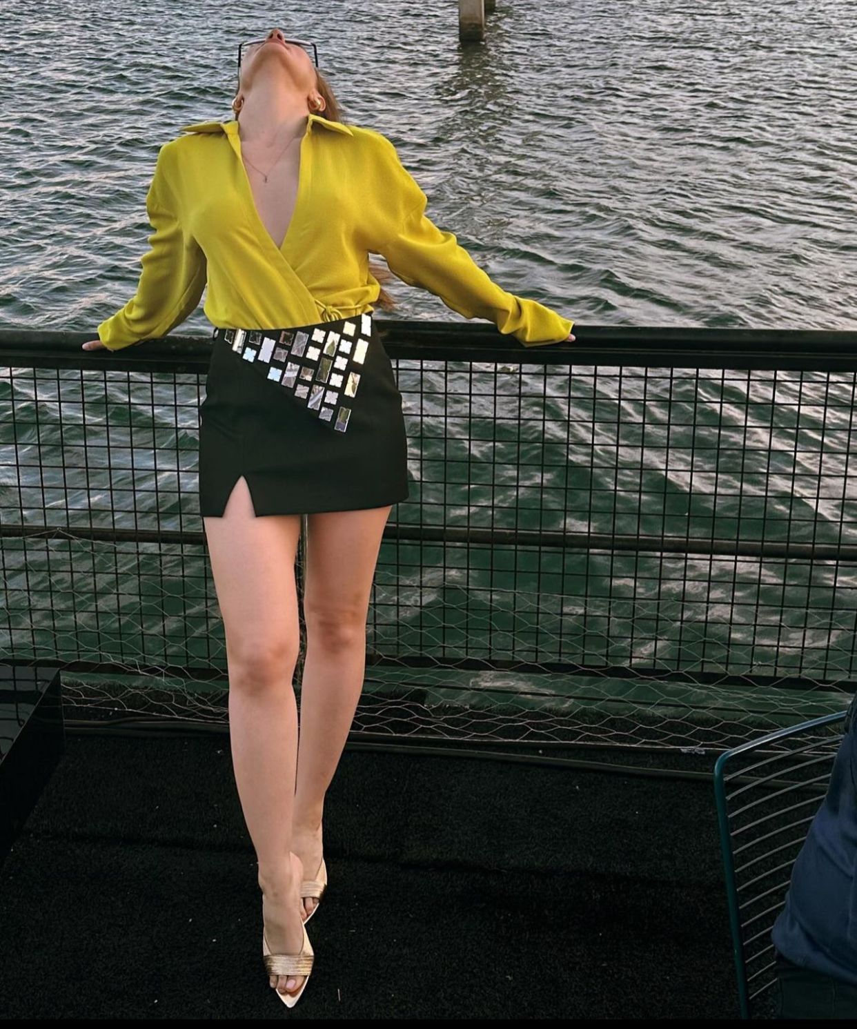 Londra'dan sonra Barselona'ya da seyahat eden Özberk, etek-gömlek kombiniyle verdiği pozlarla da takipçilerinden tam not almıştı.