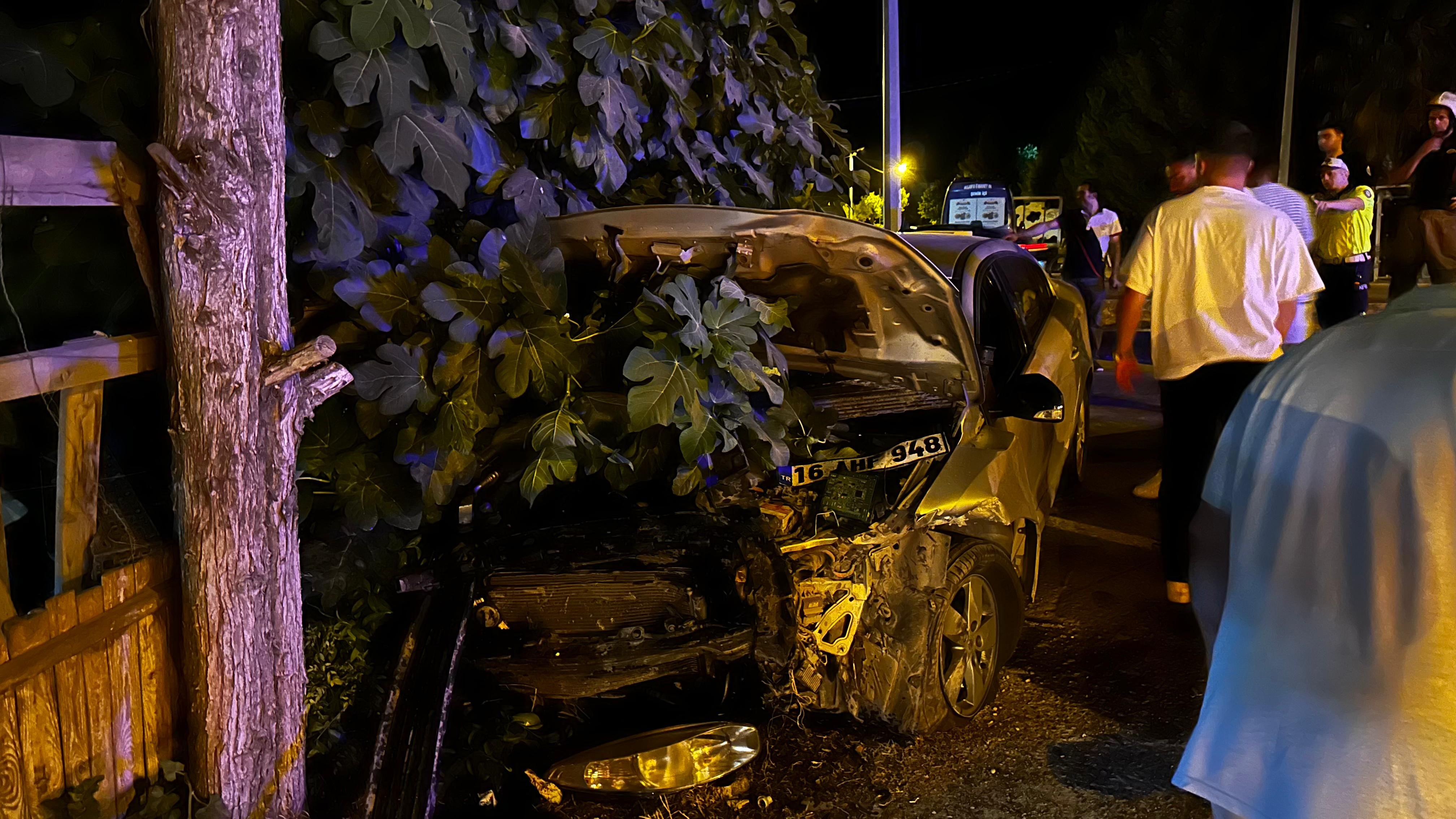 Bursa'da Iki Otomobil Kafa Kafaya Çarpıştı 3 Yaralı (3)