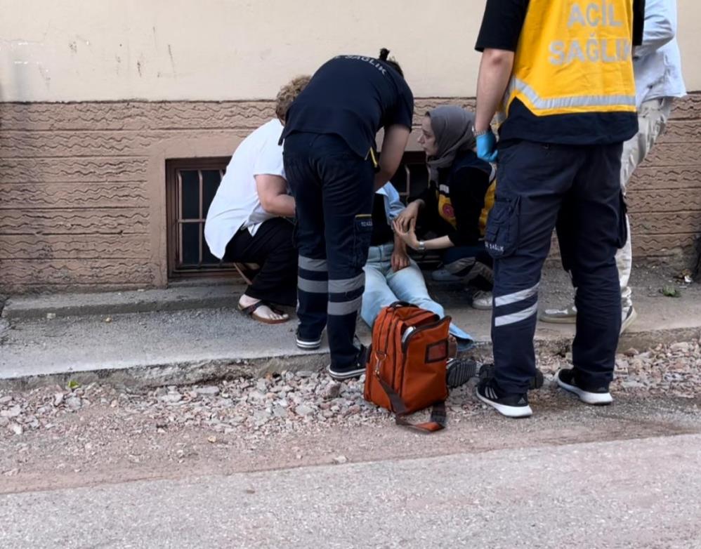 Acı haberi alan kızı ise eve geldiği esnada baygınlık geçirdi. Sağlık ekiplerince müdahalesi yapılan kızı gözyaşlarına boğulurken, talihsiz kaza anı ise kameraya anbean yansıdı.