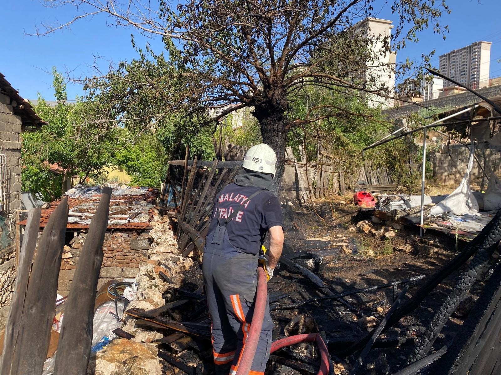 Çadırda Çıkan Yangın Itfaiye Tarafından Söndürüldü (3)