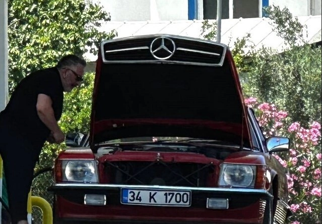 Yılmaz, araç bakımını ihmal etmedi ve yakıt alırken motor yağı ile silecek suyunu da kontrol ettirdi. Komedyenin bu titizliği, aracına olan düşkünlüğünü bir kez daha gözler önüne serdi.