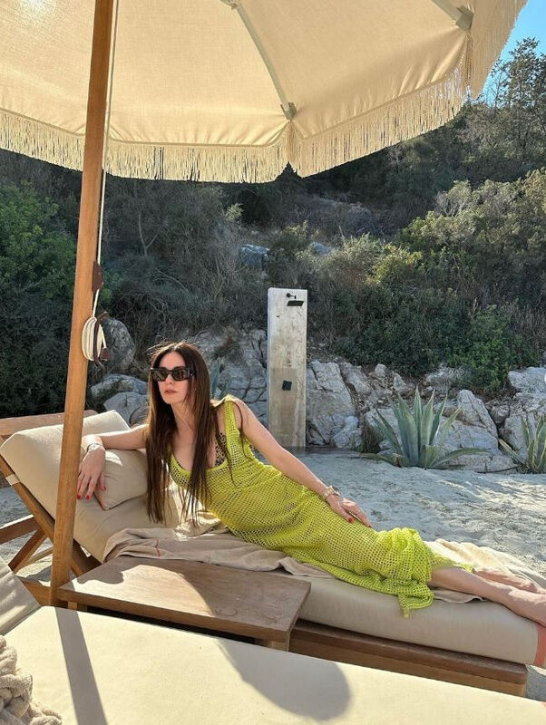 Şezlongda verdiği pozla nefes kesti