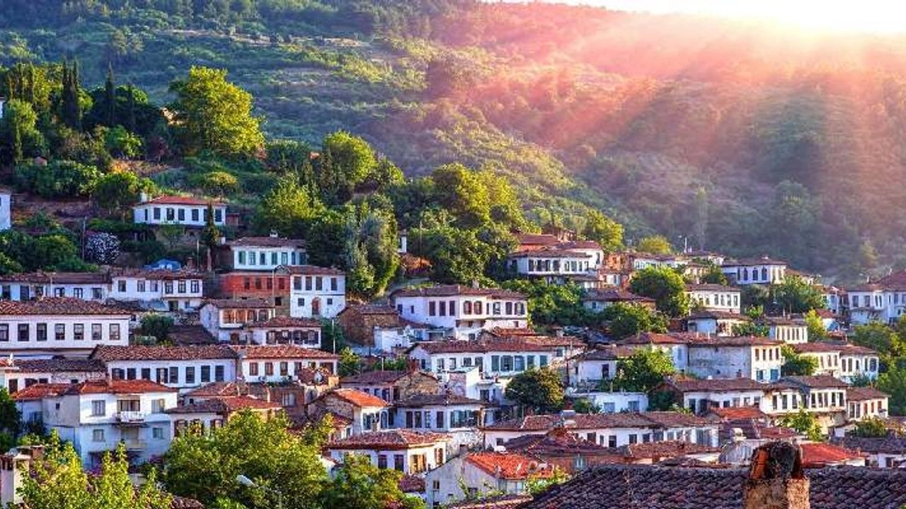Dunyanin En Iyi Turizm Koylerinden Biri Olan Sirince Sizleri Bekliyor