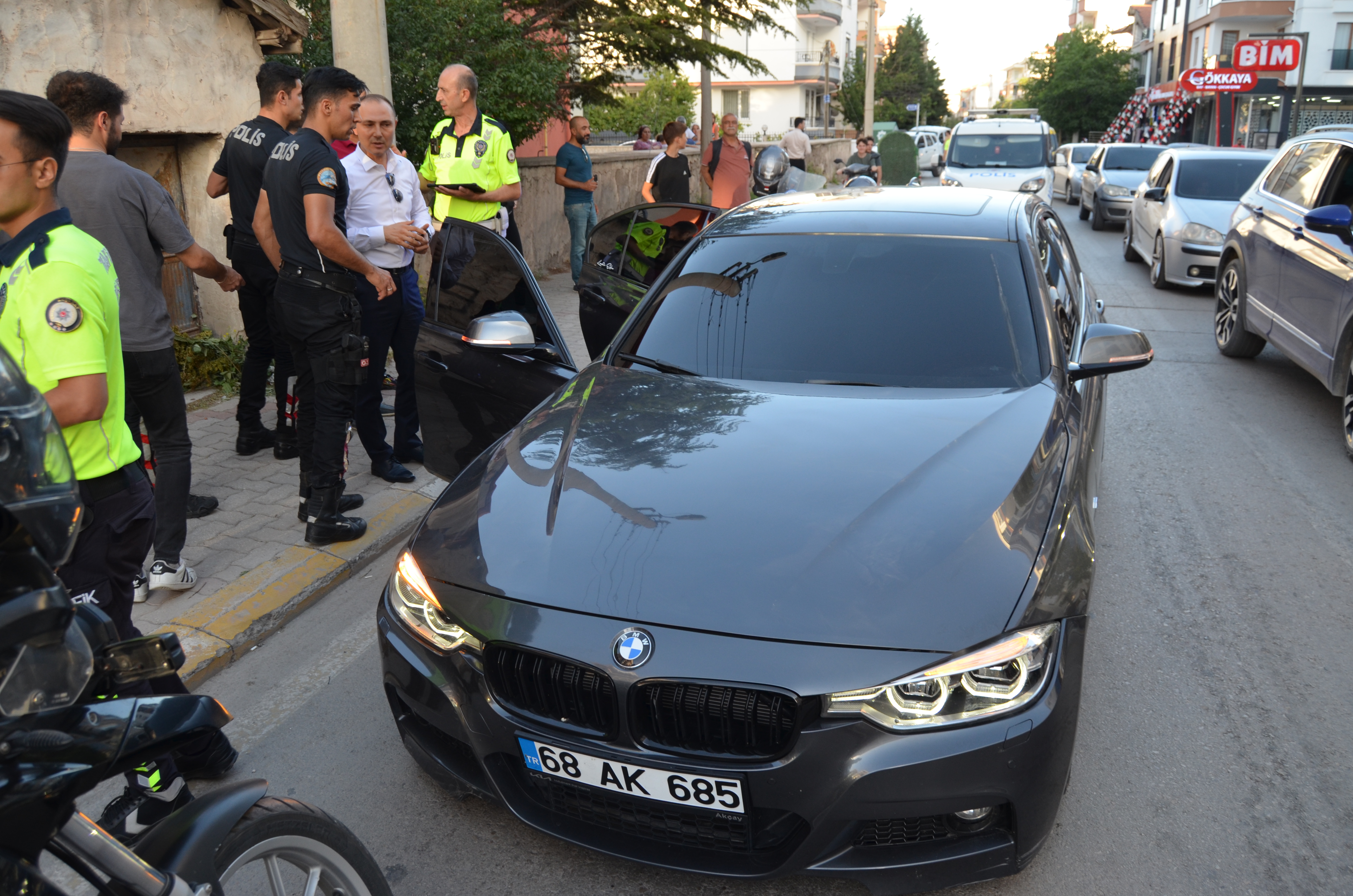 'Dur' Ihtarına Uymayıp, Polise Silah Gösteren Şüpheliler Takip Sonucu Yakalandı (1)