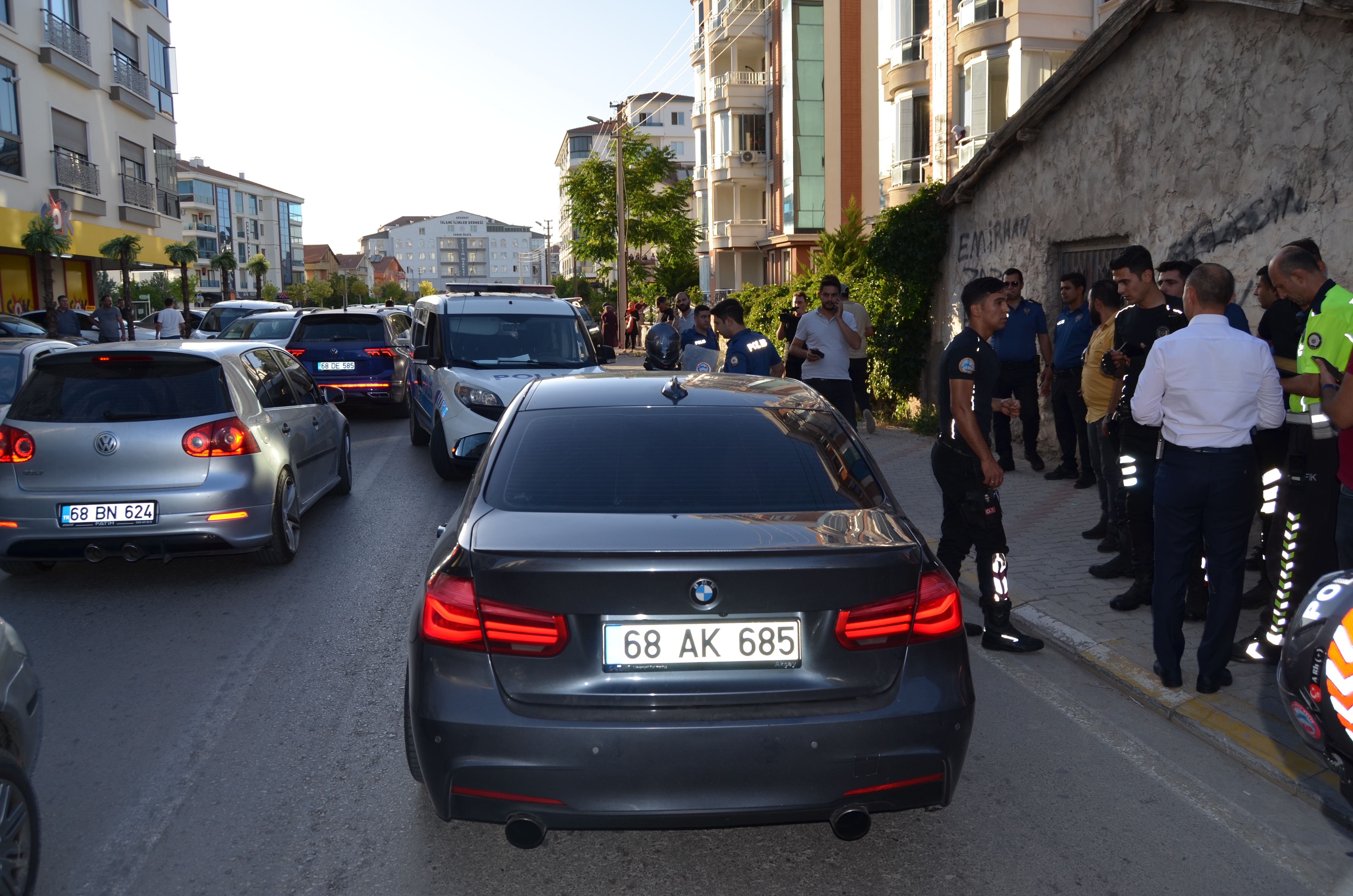 'Dur' Ihtarına Uymayıp, Polise Silah Gösteren Şüpheliler Takip Sonucu Yakalandı (2)