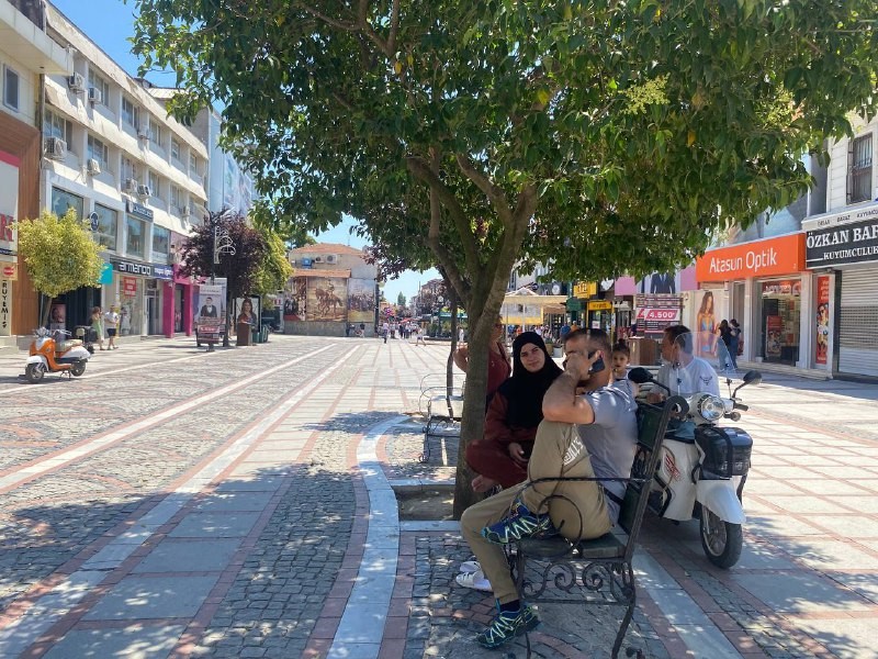 Kurban Bayramı dolayısıyla kente gelen turistler gölgelik alanlarda dolaşırken, yerli halkın ise dışarıya çıkmadığı görüldü.