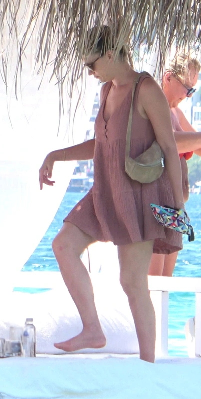 Kahverengi elbiseyle güneşlendi: