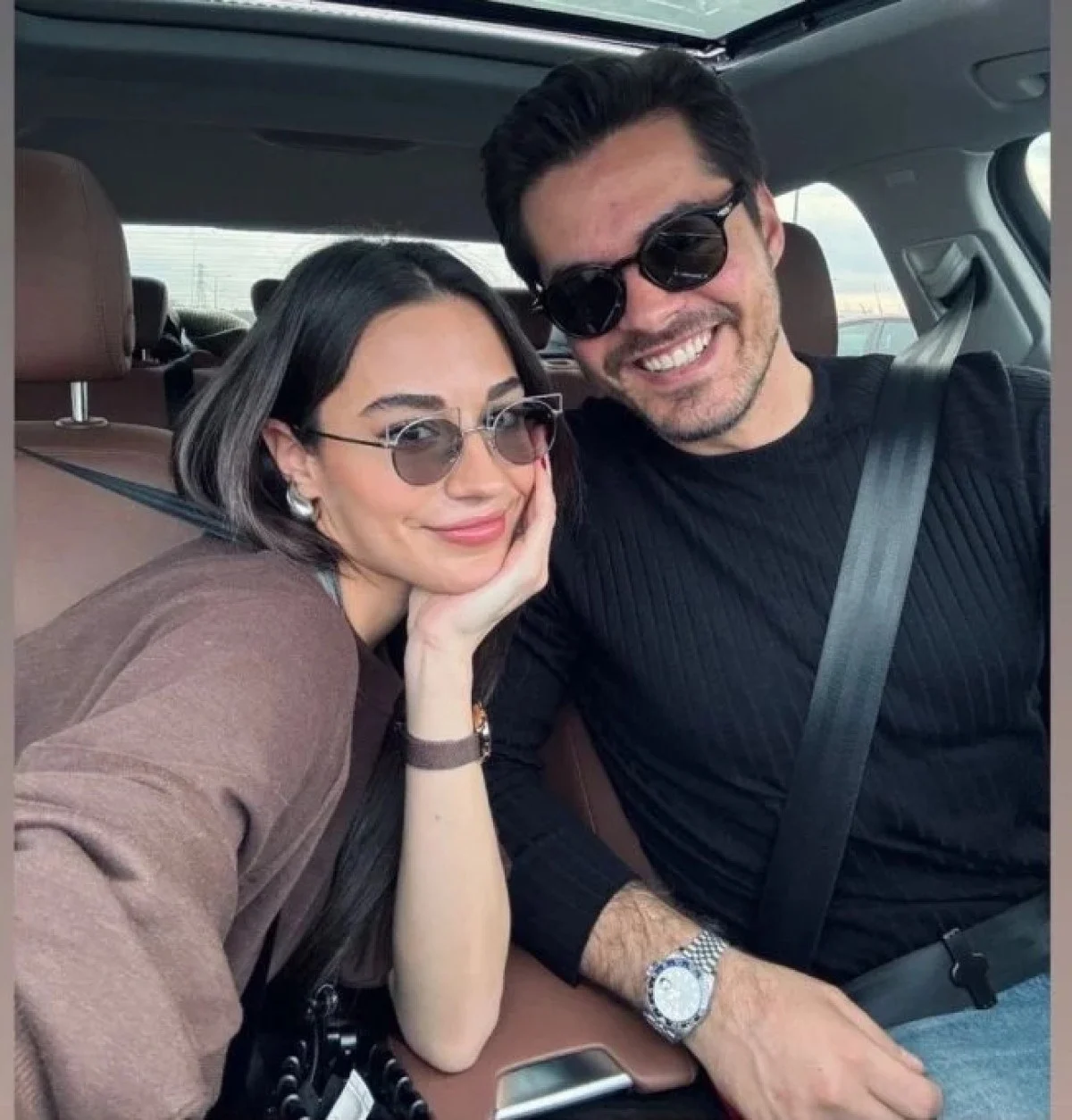 Aşklarını gözlerden uzak yaşamayı tercih eden çift, son zamanlarda Instagram hesaplarından paylaştıkları aşk pozlarıyla hayranlarını mest ediyor. 