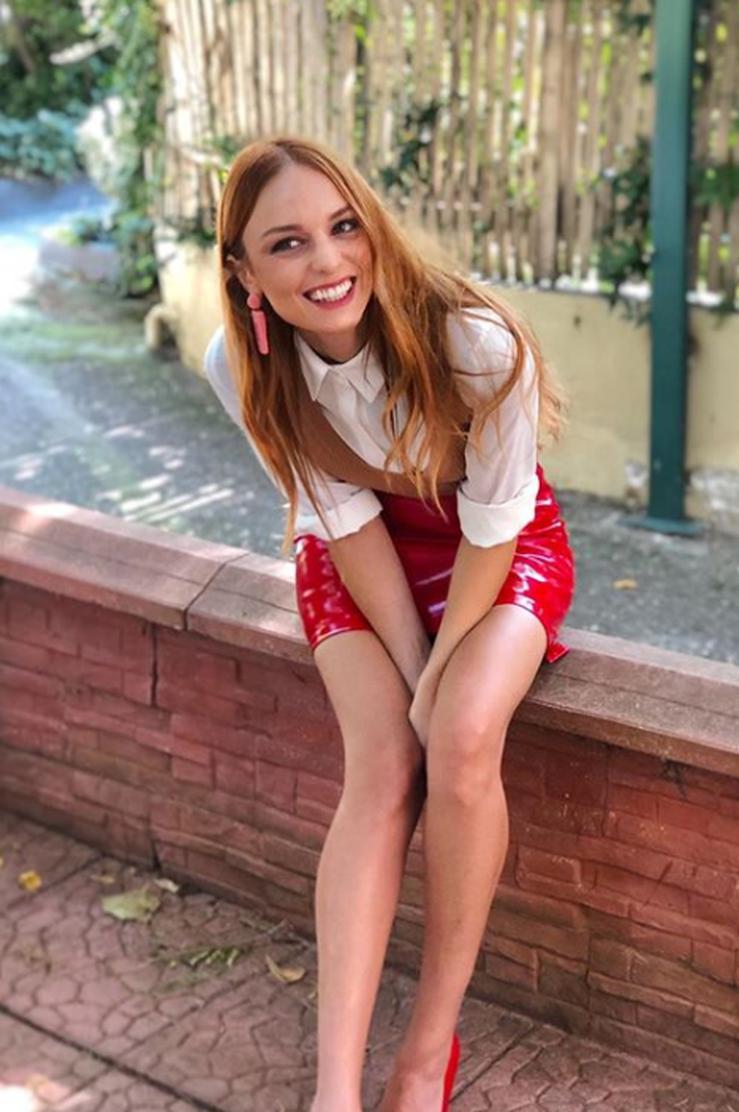 Guzel Oyuncu Nilperi Sahinkaya Ic Camasiriyla Utu Masasina Uzandi