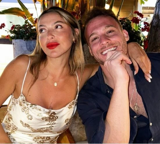 Bürsin ile çekilmiş bir fotoğrafını "Arkadaşım" notuyla paylaşan Hadise, oyuncu ile aralarında herhangi bir aşk ilişkisi olmadığını açıklamıştı.