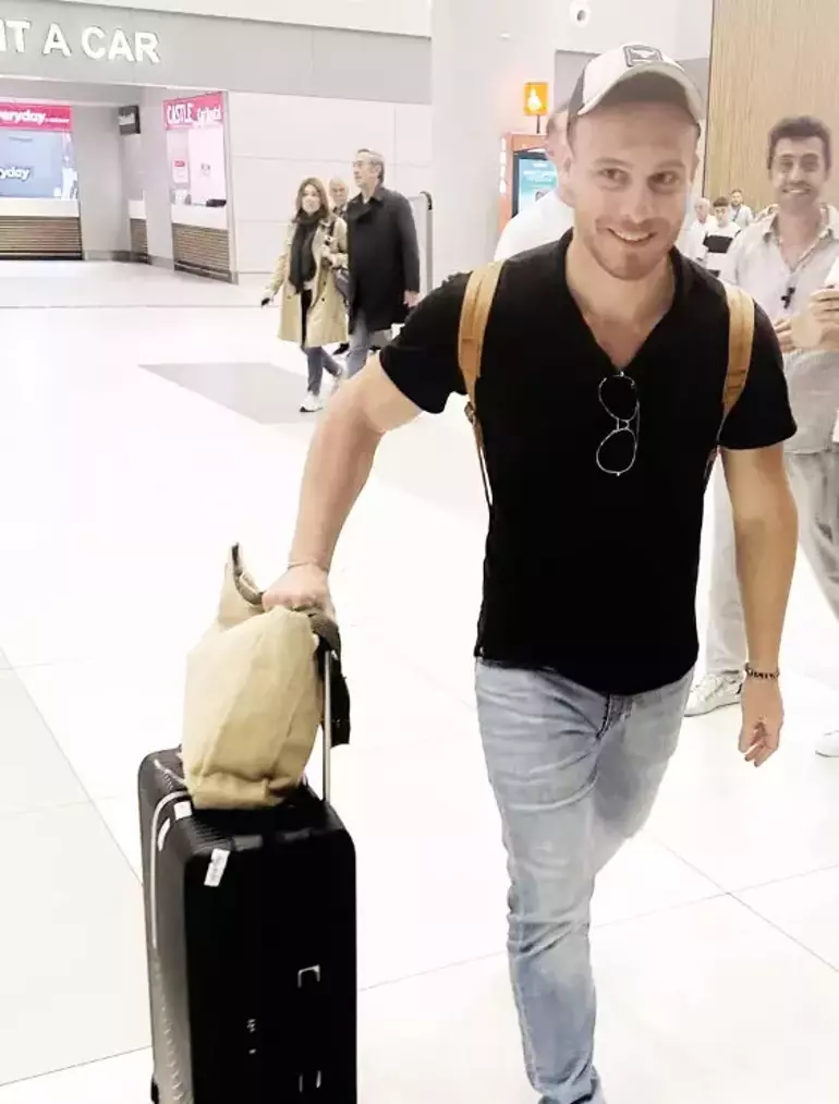 Kerem Bürsin de Bodrum'dan Hadise ile aynı gün döndü. Havalimanından çıkışında gazetecilerin sorularını yanıtlayan Bürsin, "Hadise ile aramızda hiçbir zaman aşk olmadı. Uydurulmuş bir haber. Sadece iyi arkadaşız. Bir kadınla bir erkek yan yana gelince hemen böyle şeyler yazılmamalı" dedi.