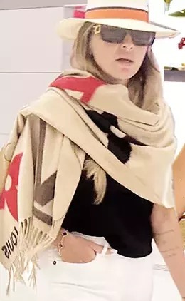 Havalimanında görüntülenen Hadise, Kerem Bürsin ile ilgili sorulara yanıt vermeyerek “Kolay gelsin” dedi ve muhabirleri “Bu kadar yaklaşmayın, istemiyorum” diyerek tersledi.