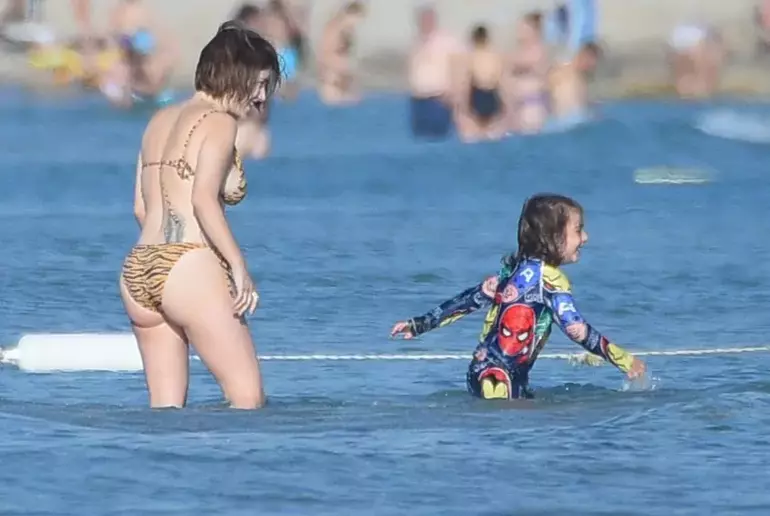 Kaya'nın çocuklarıyla birlikte geçirdiği keyif dolu anlar, kameralara da yansıdı. Eşinin yanında olamasa da, Hazal Kaya bu tatili çocuklarıyla doyasıya eğlenerek değerlendiriyor.