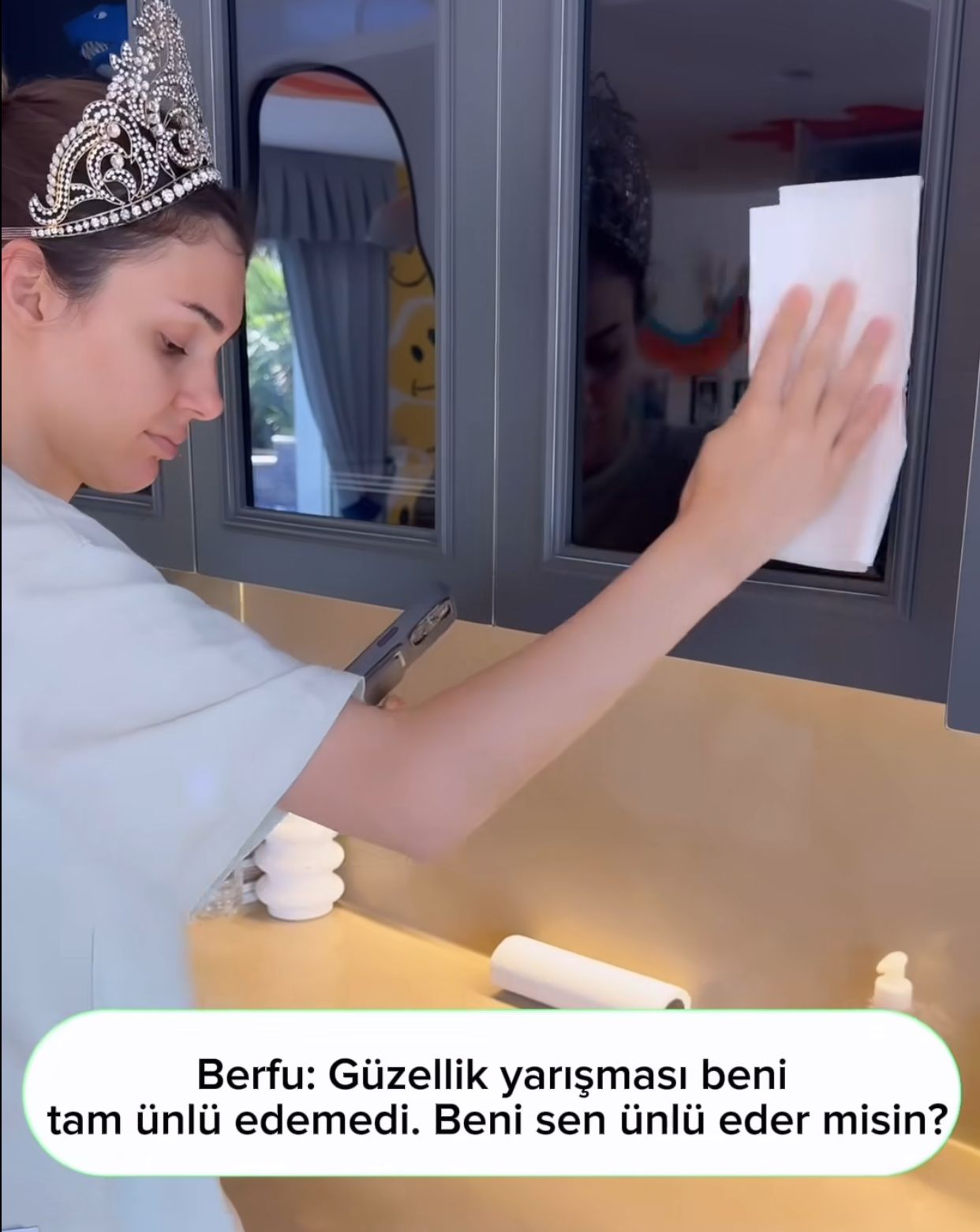 Bu video, eşi Eser Yenenler ile birlikte kamera karşısına geçtikleri eğlenceli bir parodi içeriyordu. İkili, Hülya Avşar'ın sözlerine espriyle karşılık verdiler.