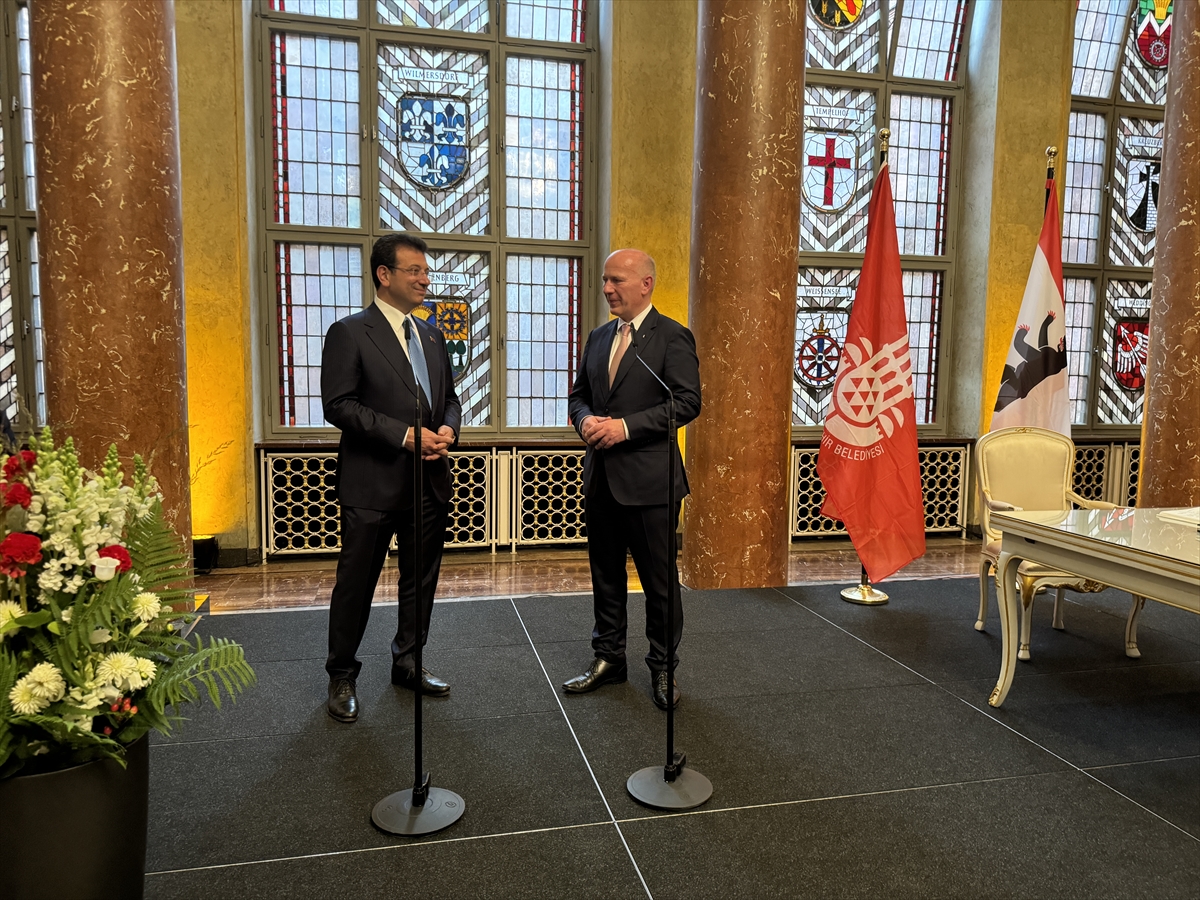 İbb Başkanı İmamoğlu, Berlin Şeref Defterine Imza Attı (1)