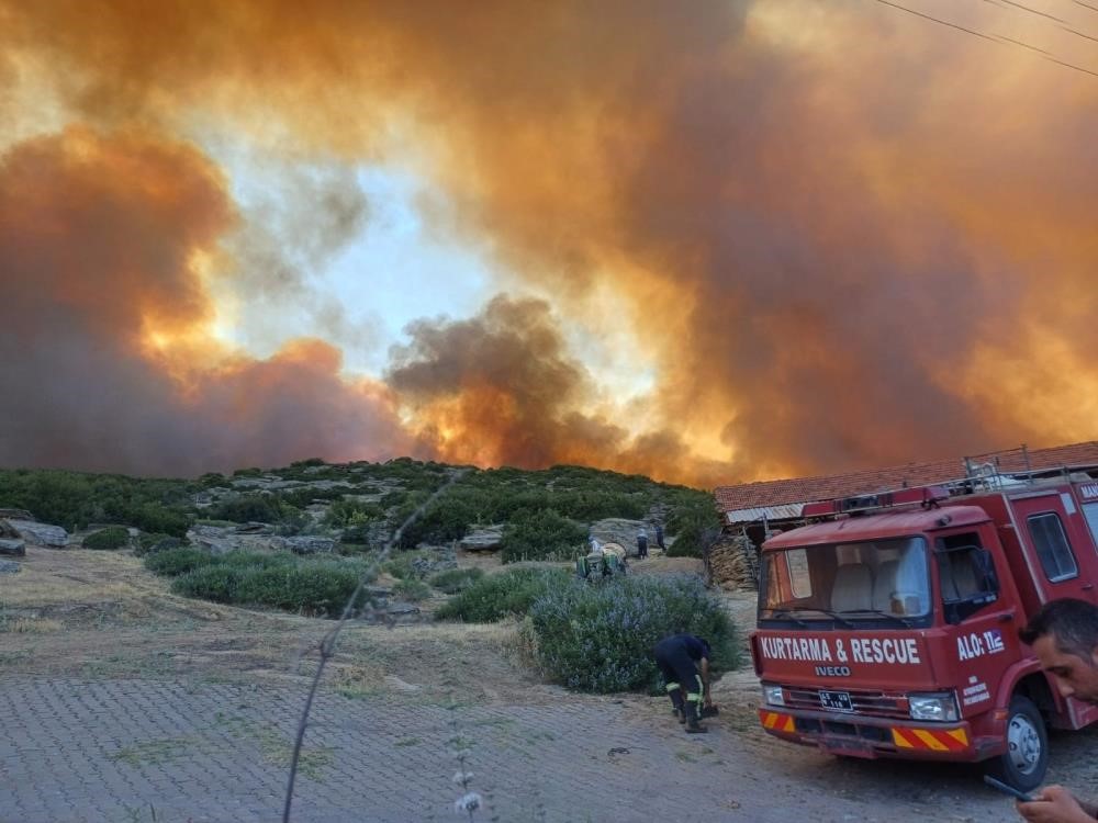 İzmir Ve Manisa'da 165 Yangına Müdahale Edildi (3)