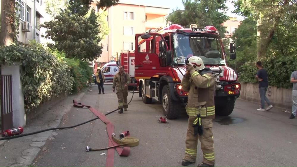 Çevredeki vatandaşlar tarafından itfaiye ekiplerine haber verildi. İhbar üzerine olay yerine itfaiye, polis ve sağlık ekipleri sevk edildi. Olay yerine gelen itfaiye ekipleri yangını kontrol altına alırken, mahsur kalan apartman sakinlerini itfaiye ekipleri balkondan kurtardı. 