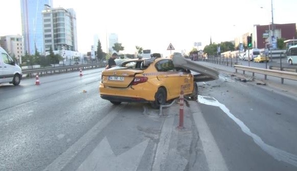 Kaza sonrası kendi imkanlarıyla araçtan çıkan sürücü Kartal Lütfi Kırdar Şehir Hastanesi'ne kaldırıldı.