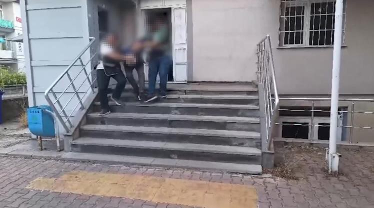 Operasyon düzenleyen ekipler M.K.'yi saldırı sırasında kullandığı kar maskesi ile yakalayarak gözaltına aldı. Yaşanan cinsel saldırı olayı da güvenlik kamerasına yansıdı. Gözaltına alınan şahıs emniyete götürüldü.