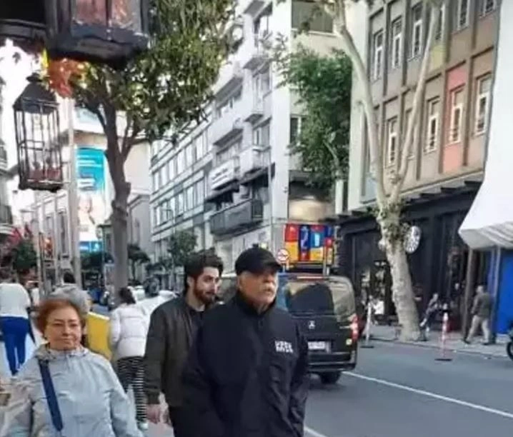 Geçtiğimiz günlerde ilk kez görüntülenen Tanrıöğen'in sağlık durumunun iyi olduğu gözlemlendi. Sokakta yürürken görüntülenen usta oyuncu, "Geçmiş olsun" dileklerine teşekkür ederek yoluna devam etti.