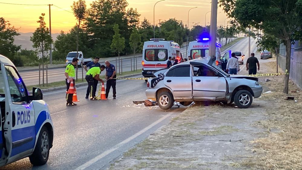 Otomobil çapmanın etkisi ile ortadan yamulurken ihbar üzerine olay yerine sağlık ve polis ekipleri sevk edildi. 