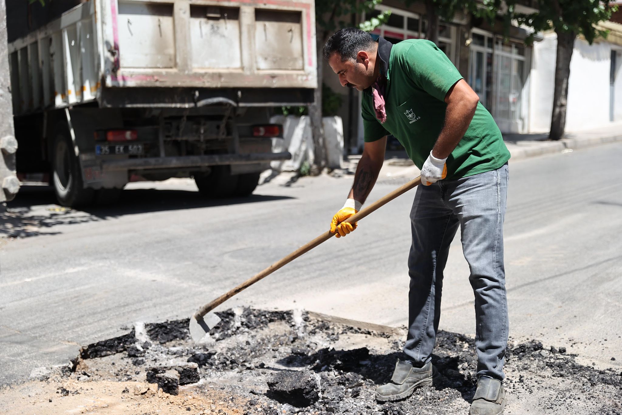 Yol ve kaldırımlarda sıkı çalışma