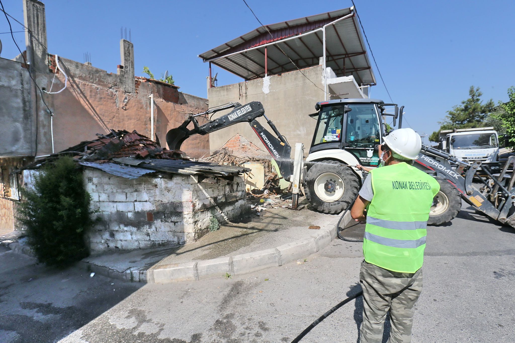 Konak’ta Tehlike Saçan Metruk Binalar Yıkılıyor (5)