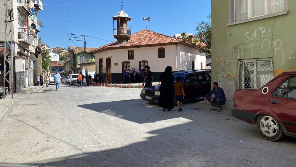 Bunun üzerine üvey baba S.İ, olayın yaşandığı yere gelerek Süleyman Armıtdalı'nı karnından bıçakla yaraladı. Çevredekilerin ihbarı üzerine olay yerine sağlık ve polis ekipleri sevk edildi. 