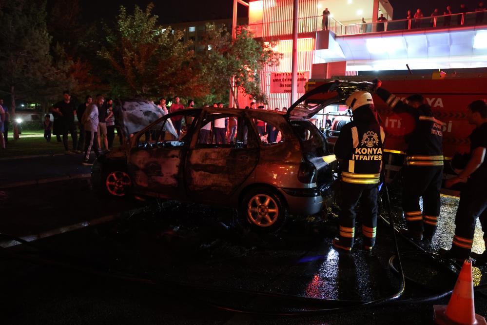 İhbar üzerine olay yerine sağlık, itfaiye ve polis ekipleri sevk edildi. İtfaiye ekipleri yangına müdahale ederken, polis ekipleri cadde üzerindeki trafik akışını kontrollü olarak sağladı.