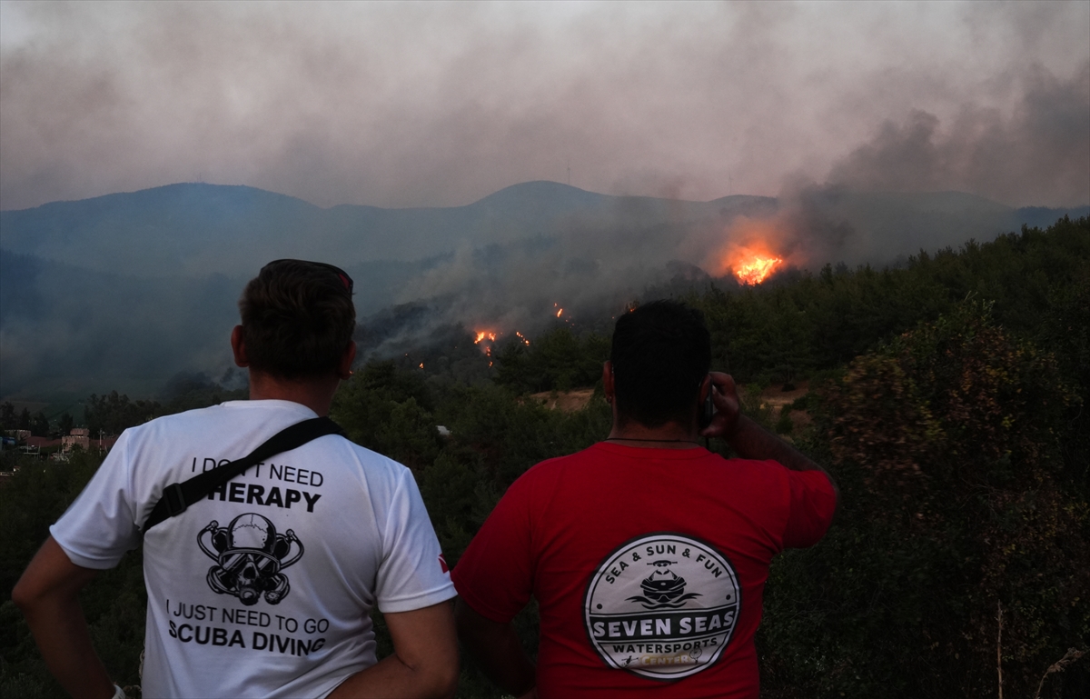 Kuşadası'nda Yangın Durdurulamıyor (8)