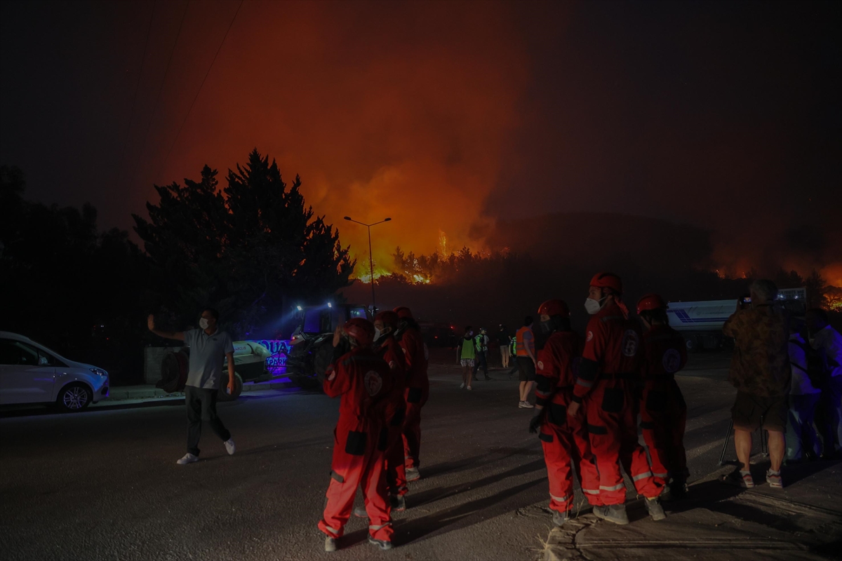 Kuşadası'nda Yangına Yakın Yerleşim Alanlarındaki Evler Tahliye Ediliyor (1)